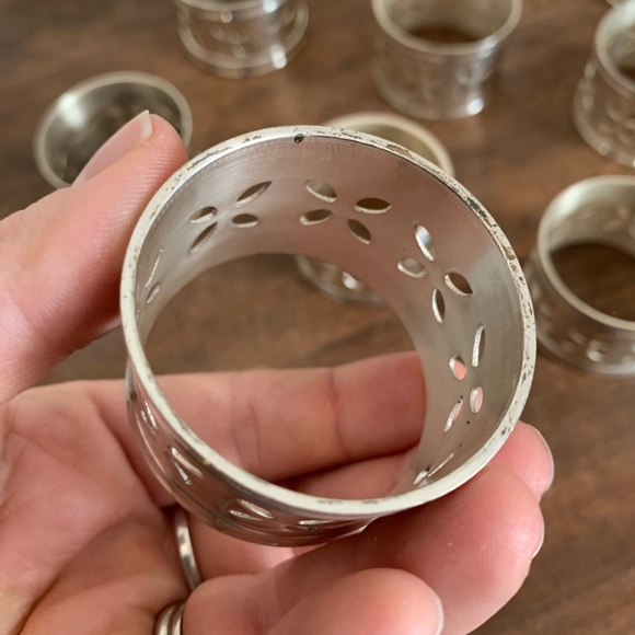 Set of 12 Vintage Silver Plate Floral Pierced Pattern Cut Out Napkin Rings - Picture 6 of 10